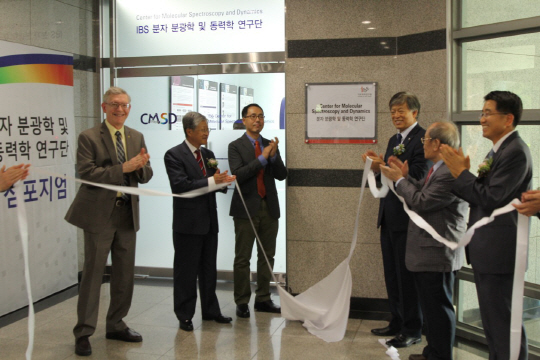 19일 서울 고려대 녹지캠퍼스 R&D센터에서 열린 'IBS 분자 분광학 및 동력학 연구단 개소식'에서 윌리엄 머너 교수(왼쪽 첫번째), 김두철 IBS 원장(왼쪽 두번째), 조민행 연구단장(왼쪽 세번째), 염재호 고려대 총장(왼쪽 네번째)이 기념촬영을 하고 있다.  IBS 제공
